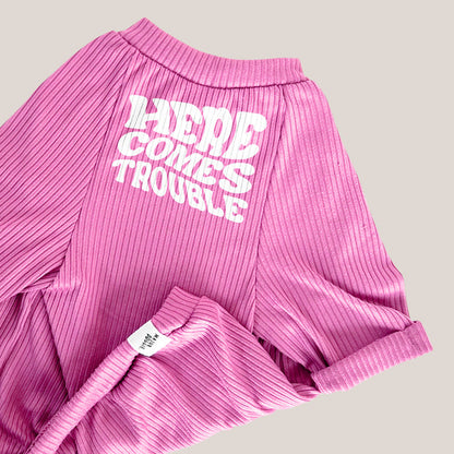 Here comes trouble | Lightweight Tee